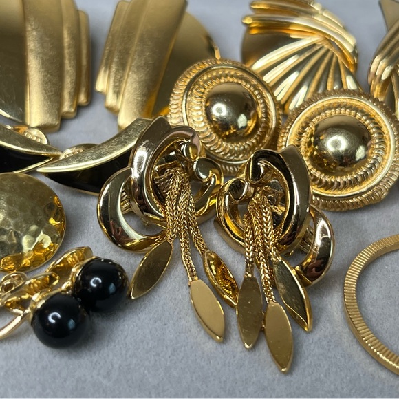 Monet gold tone clip on earrings 9 assorted pairs - Picture 3 of 10